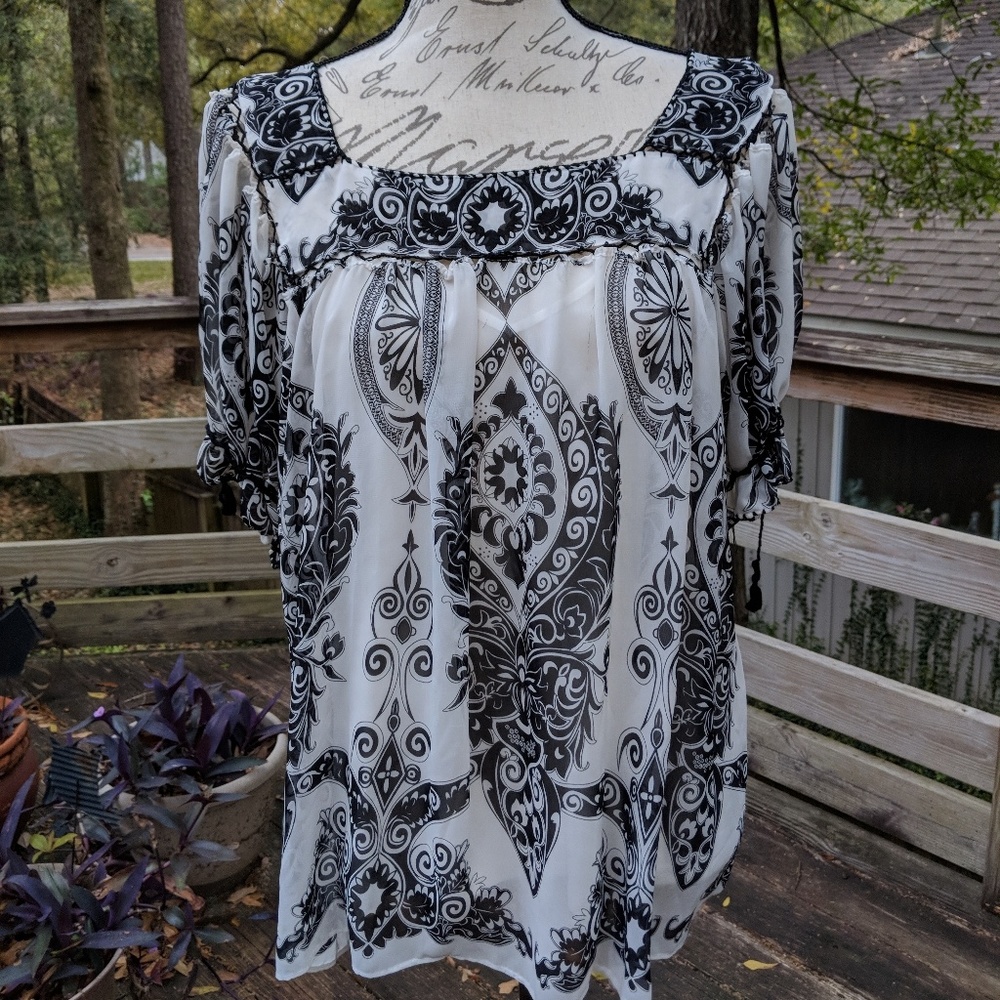 Beautiful Willi Smith Flowing Black & White Top